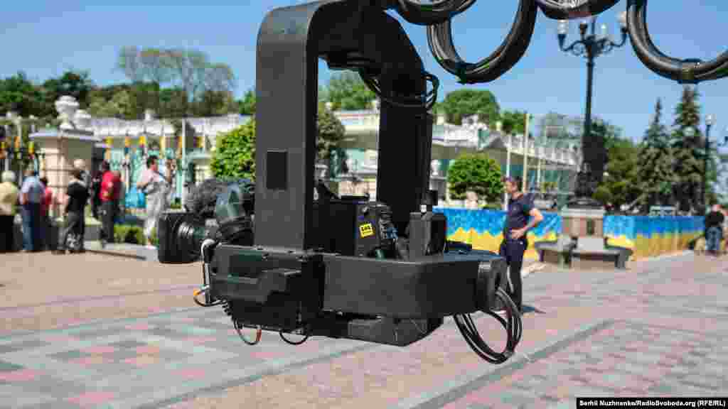 Все це фільмуватимуть телекамери. Більшість із них промарковані знаком телеканалу «1+1», яким володіє мільярдер Ігор Коломойський, тісний зв'язок із яким приписують Володимиру Зеленському