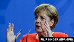 Федеральный канцлер ФРГ Ангела Меркель выступает на совместной пресс-конференции с премьер-министром Венгрии Виктором Орбаном