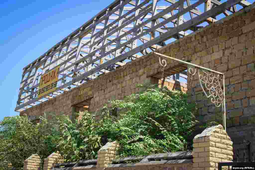 С прошлого года появилось много объявлений о продаже земельных участков, недостроенных отелей, баз отдыха. 