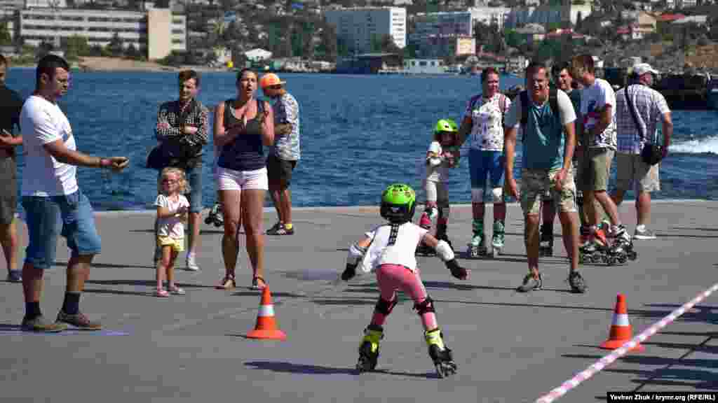 На финише девочку «ловит» ее папа