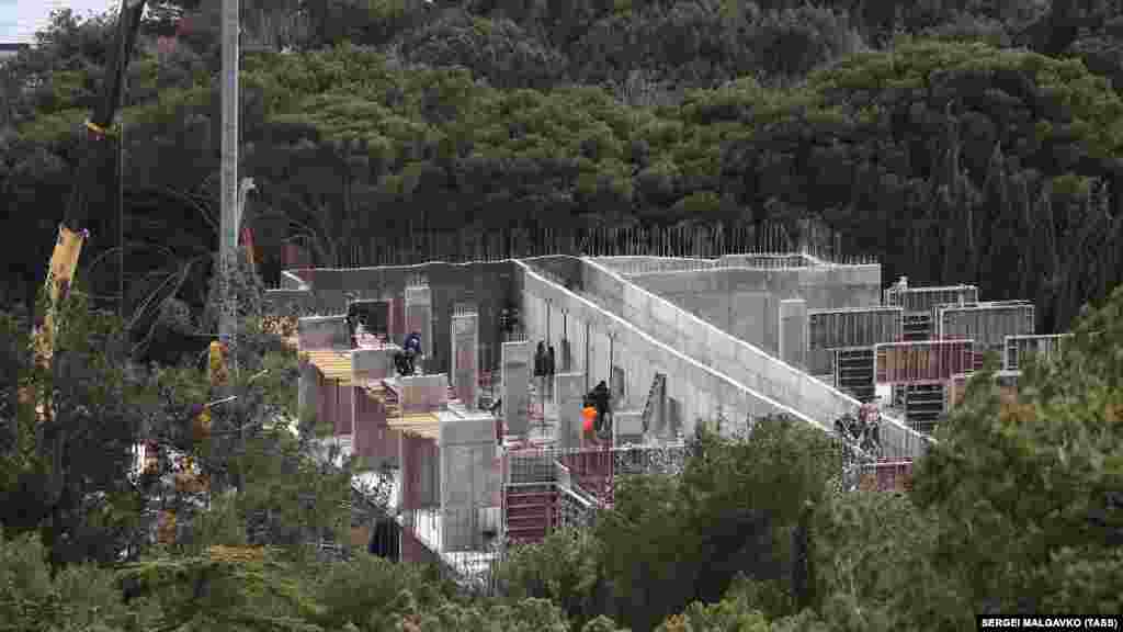 Согласно законам Украины, парк в Форосе – памятник и природоохранная территория общегосударственного значения. Ему почти 190 лет. Строительные работы в парке начались осенью 2020 года.  1 марта местные активисты опубликовали обращение к президенту России Владимиру Путину: «Форосскому парку уже причинен колоссальный ущерб. Больше нет футбольного поля, где играл сам Юрий Гагарин – там уже стоит огромный бетонный дом. Нет и здания старой конюшни – все это превращено в руины. Нет множества деревьев, и ни одна компенсирующая высадка не восполнит эту утрату. Что будет дальше, страшно даже представить. Мы не имеем морального права допустить застройку парка объектами, которые будут обнесены заборами и нарушат его ландшафт и целостность»