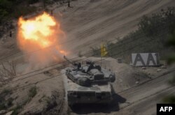 Південнокорейський танк 8-ої Механізовоною піхотної дивізії армії Південної Кореї під час навчань на полігоні Cheorwon поблизу демілітаризованої зони на Корейському півострові. Травень 2015 року (фото ілюстраційне)