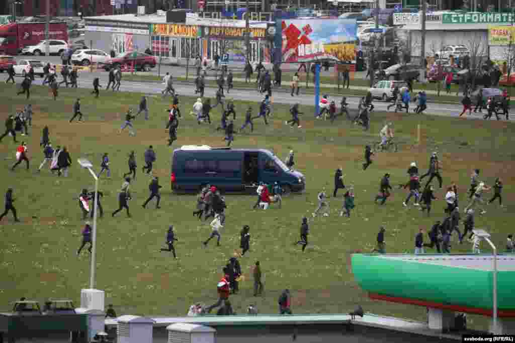 Мікроавтобуси силовиків на великій швидкості наздоганяли людей, були чутні постріли і вибухи. Десятки людей були затримані просто в полі. У МВС Білорусі підтвердили стрілянину, пославшись на «запобігання заворушенням»