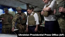 Президент Украины Владимир Зеленский во время посещения прифронтовых позиций в Донецкой области, 14 октября 2019 года