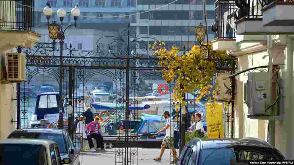 За ажурным забором – набережная Назукина