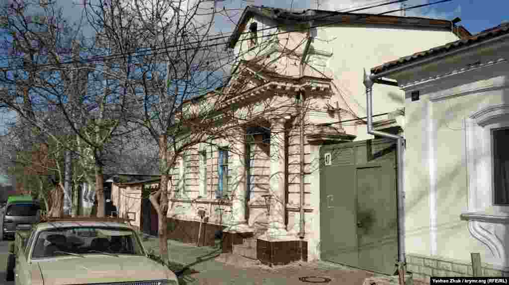 Соседний дом под номером 47, пожалуй, его ровесник. Но российская публичная кадастровая карта уверяет, что строительство трехэтажного здания завершено в 1954 году. Однако стоит только рассмотреть дом поближе, чтобы понять, что это не так. Советские граждане имели право строить только одноэтажные дома