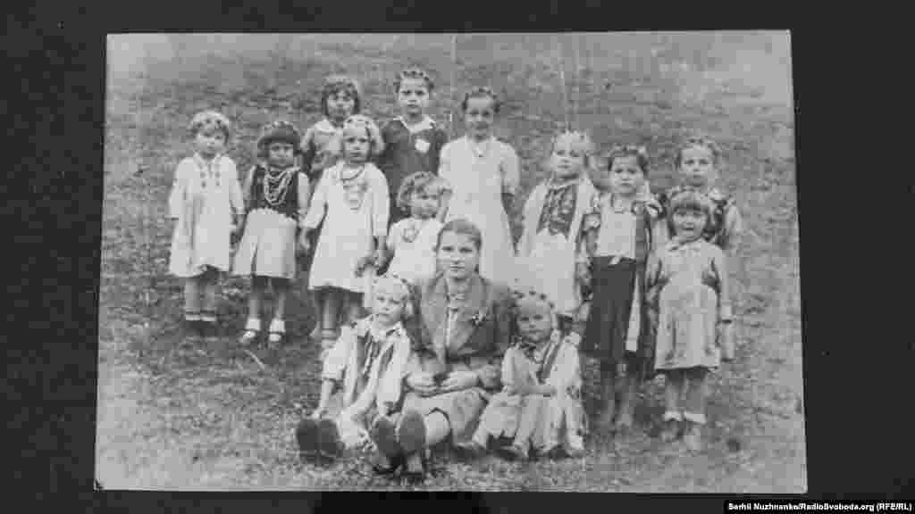 28 квітня о 4-й годині ранку шість польських дивізій (близько 17 тисяч осіб) та відділи Корпусу безпеченьства публічного (назва органів польської служби безпеки) оточили території, на яких компактно проживало українське населення. В цей же час відділи НКВС і чехословацької армії заблокували східні і південні кордони Польщі від Бреста до Нового Сончу. Операція «Вісла» проводилась під безпосереднім керівництвом міністра оборони Польщі маршала Р. Жимерські та генерала С. Моссора