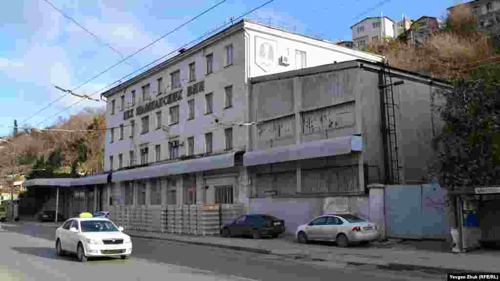 Заметный объект на улице Героев Севастополя – это цех завода шампанских вин. Построен он был в 1937 году, сильно пострадал во время войны, восстановлен к 1960 году. Винохранилище размещено в подземных выработках – штольнях – с относительно низкой постоянной температурой и влажностью