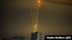 Російські ракети, запущені по території України з Бєлгородської області Росії, які було видно на світанку в Харкові, 20 серпня 2022 року