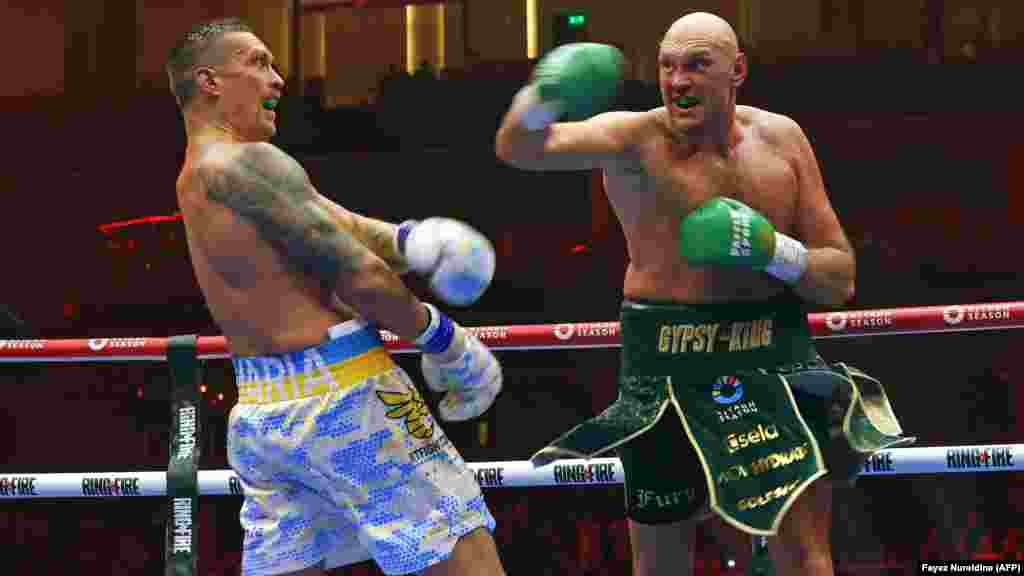 Usik (lijevo) izbjegava udarac britanskog teškaša Tysona Furyja u maju 2024. godine.Usik je pobijedio Furyja, koji je bio 18 kilograma teži i imao 18 cm duži doseg. Usik mu je nanio jedine poraze u karijeri i ostao neporažen kao profesionalac.