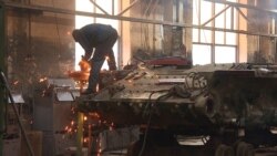 У цеху старий танк розбирають буквально на запчастини