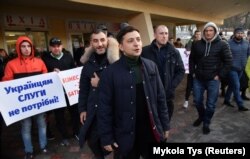 Комік і кандидат на посаду президента України Володимир Зеленський (на передньому плані), якого заблокували його опонентами, котрі виступали проти концерту Зеленського. Львів, 8 лютого 2019 року