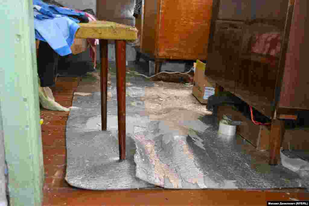 На полу в одной из комнат – серебристые светоотражающие клеенки: "Чтобы теплее было".