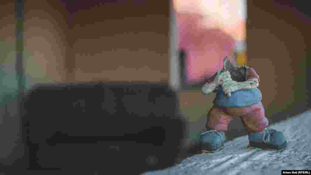 Slomljena keramička figura unutar jedne od napuštenih kuća.