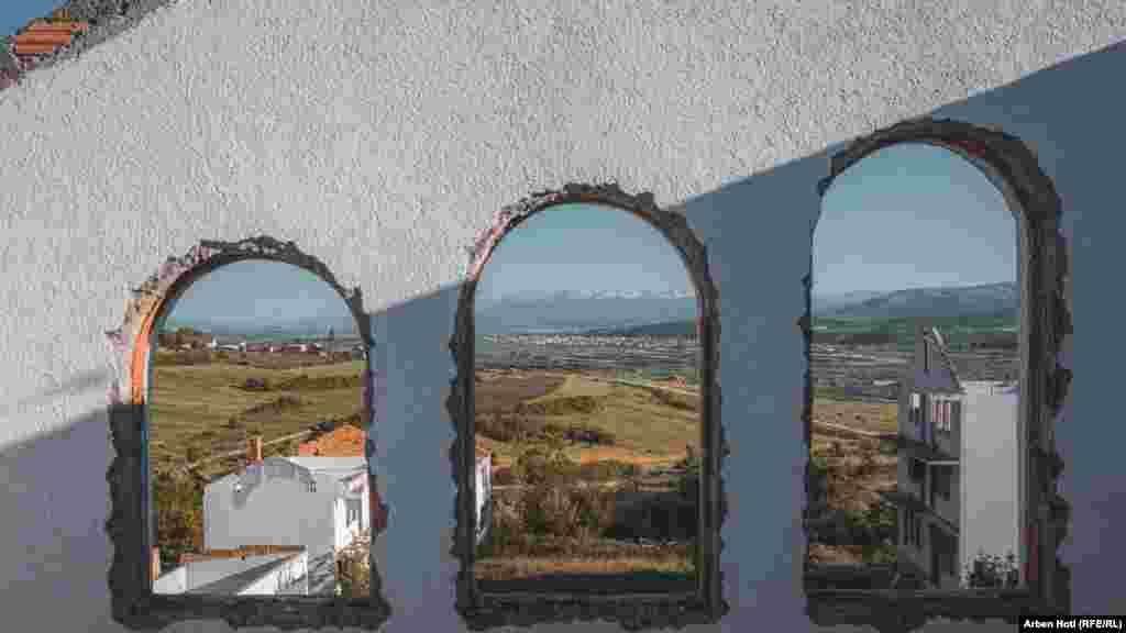 Uprkos tome što je proglašeno područjem od posebnog interesa za eksploataciju uglja, ulaganja u građevinske objekte trajala su do potpunog preseljenja stanovnika.