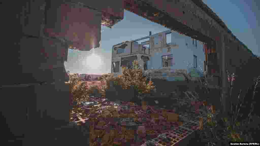 Još jedna od napuštenih kuća pored koje su već ruševine zidova neizgrađenog objekta.