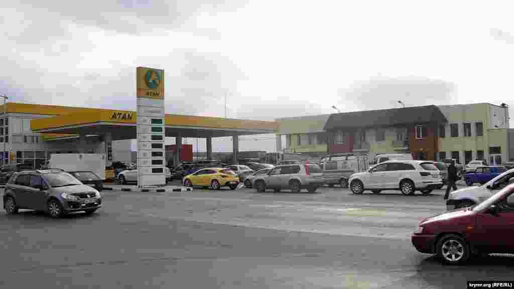 В 2015 году цена литра российского бензина А-95 перевалила за 39 рублей (14,63 грн). Причина оставалась той же – нестабильные поставки топлива. В том же году на мировом рынке произошло падение стоимости нефти, что должно было снизить цены на бензин. Однако они наоборот повысились