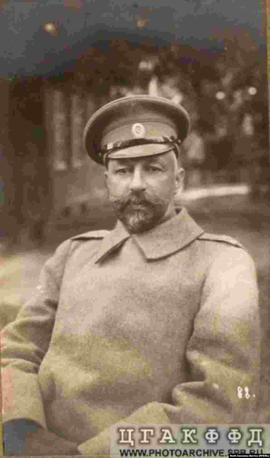 Владимир Викторович Ермолов, внук Алексея Петровича Ермолова до своего назначения военным губернатором Дагестанской области имел достаточно солидный опыт военной деятельности. Скончался в Париже в 1945 году, похоронен на кладбище Сент-Женевьев-де-Буа.