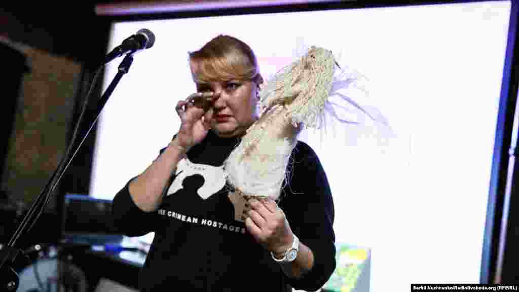 Ольга Афанасьева представляет лот «Ангел», который сделан сестрой Александра Кольченко Натальей