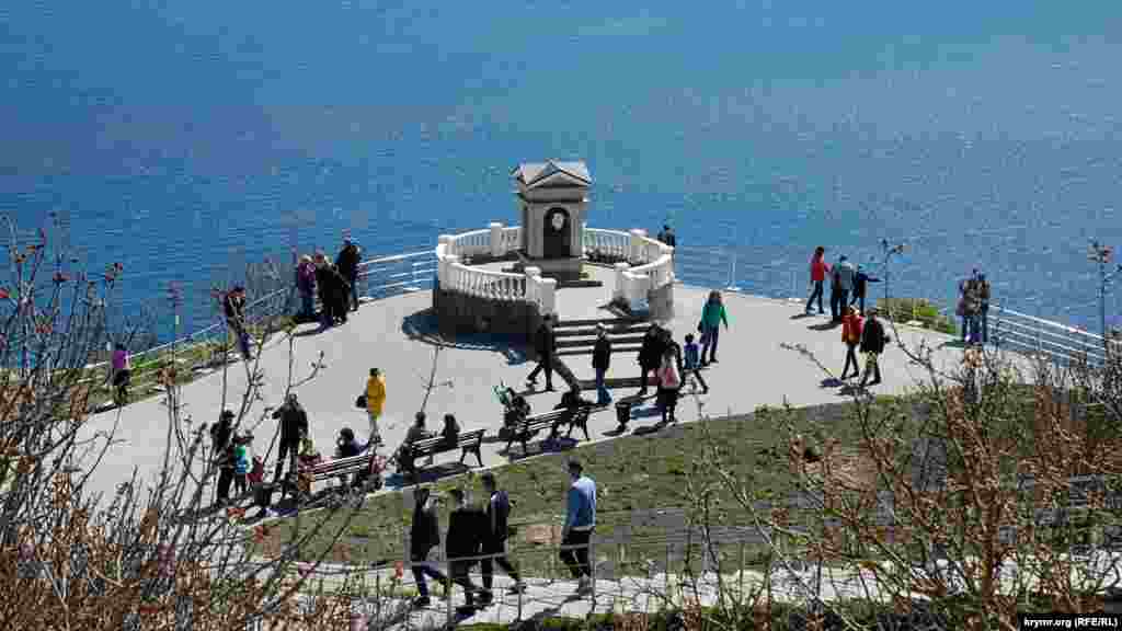 Вид с верхней площадки парка на нижнюю террасу и «памятный знак» Пушкину