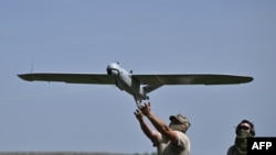 Українські військові запускають дрон поблизу Часового Яру в Донецькій області, 27 квітня 2024 року