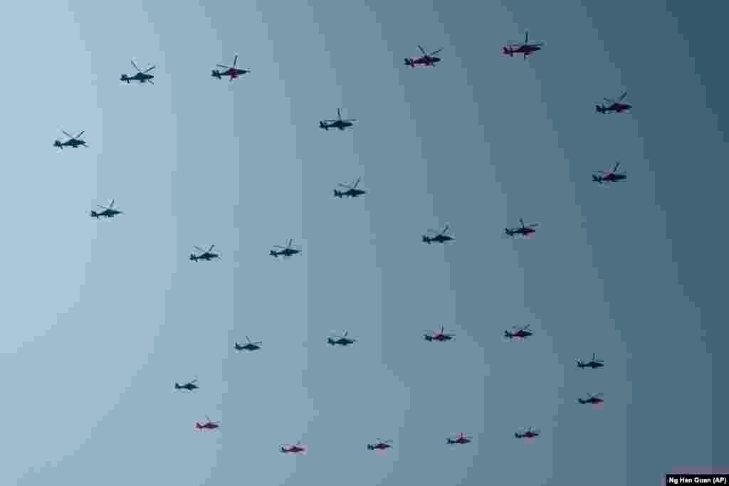 Helikopteri na nebu tokom kineske vojne parade.