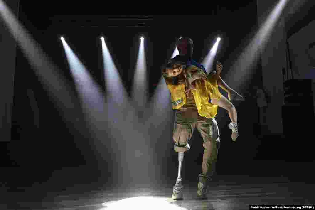 «Будемо танцювати з Андрієм крутий танець. Нічого неможливого не буває», – говорить перед виступом 7-річна Моніка