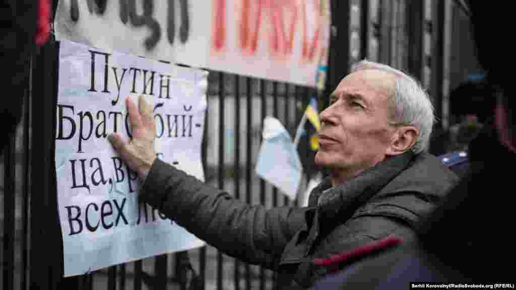 Однак, більшість співробітників давно працюють не у цій будівлі, а в приміщенні представництва федерального агентства «Росспівробітництво». Про це у Facebook написав народний депутат Мустафа Найєм