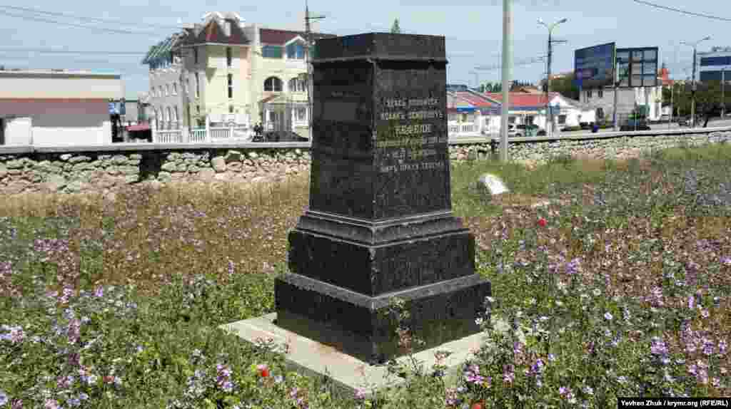 Некоторые сохранившиеся надгробные памятники на караимском кладбище изготовлены из дорогого черного мрамора. Один из таких памятников установлен Исааку Иосифовичу Кефели, умершему в 1903 году. Кефели тоже одна из самых распространенных караимских фамилий. В истории же Севастополя более известен Симха Иосифович Кефели. По данным генеалогических сайтов, он является братом Исаака, хотя и старше его на 23 года. Симха Кефели – потомственный почетный гражданин, городской и караимский общественный деятель в Севастополе, занимал должность гласного думы (1854-1897), много раз избирался заместителем городского головы