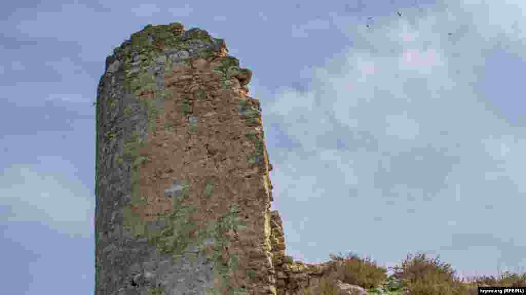 Руины древней крепости Каламита. Всего было шесть башен, но до наших времен сохранились руины только трех – это одна из них