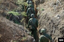 Військові російсько-сепаратиських сил залишають свої передові позиції в рамках розведення сил в районі сіл Богданівки і Петрівського, 7 жовтня 2016 року