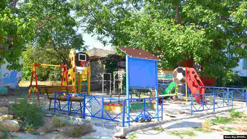 В центре села – детская площадка
