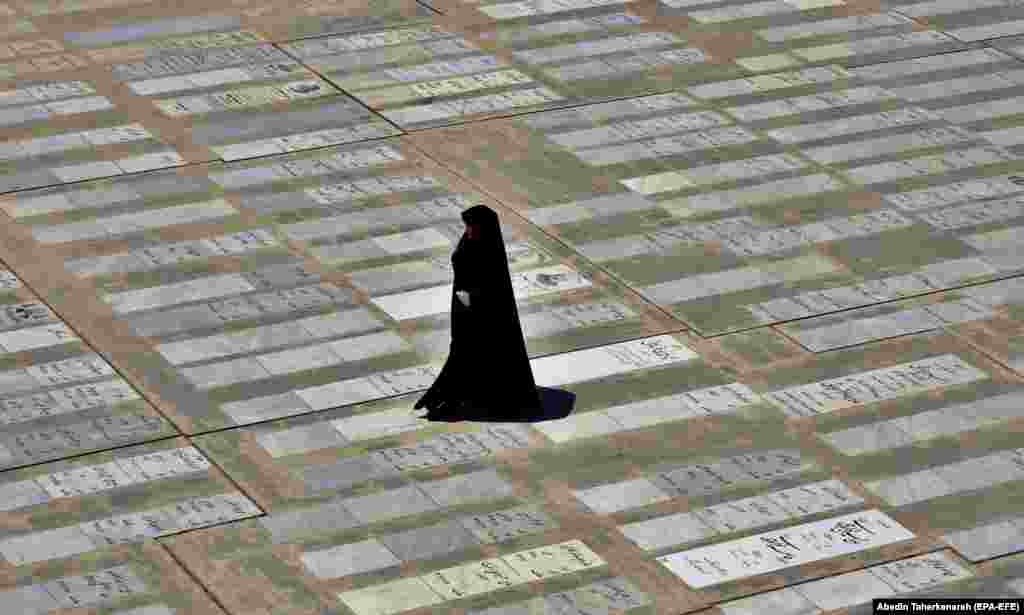 Іранська жінка проходить повз могильні плити, відвідуючи святиню в тегеранському храмі Шах Абдул-Азім в місті Рей, на південь від Тегерану (epa-EFE/Abedin Taherenareh) 