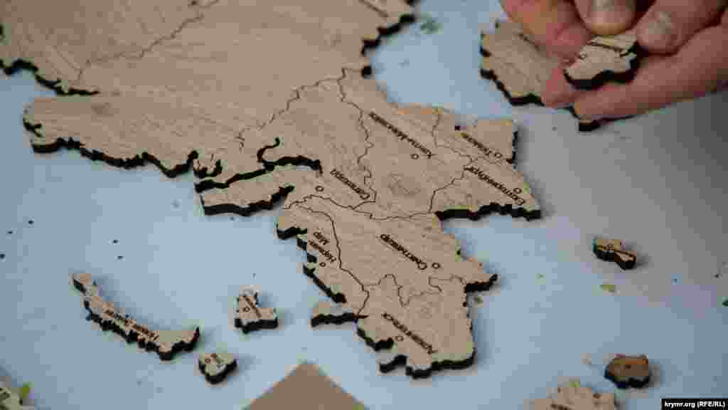 Наприкінці 2017 року, на відкритті московського парку «Зарядье» встановили спілс-карту Росії. Тоді потрібно було «зібрати» країну з магнітів-регіонів. Усі елементи можна було рухати, крім Криму, який зобразили як частину Росії. Півострів до цієї карті продавцям довелося приклеїти