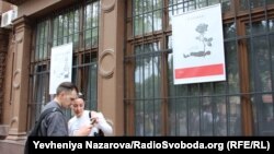 Виставка плакатів запорізької дизайнерки Наталі Лобач про те, як українські міста і містечка чинять спротив російському вторгненню, Запоріжжя, 24 травня 2022 року 