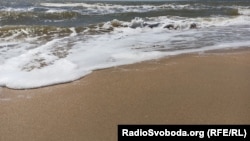 Не сезон. Безлюдні пляжі та море окупованого Бердянська (фотогалерея)