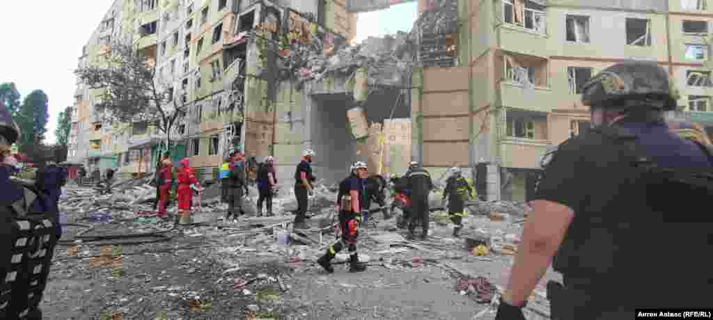 Російська авіабомба ФАБ-500 поцілила в житловий будинок у Харкові. Декілька квартир у результаті цього було знищено повністю, чимало пошкоджено. Загинули люди