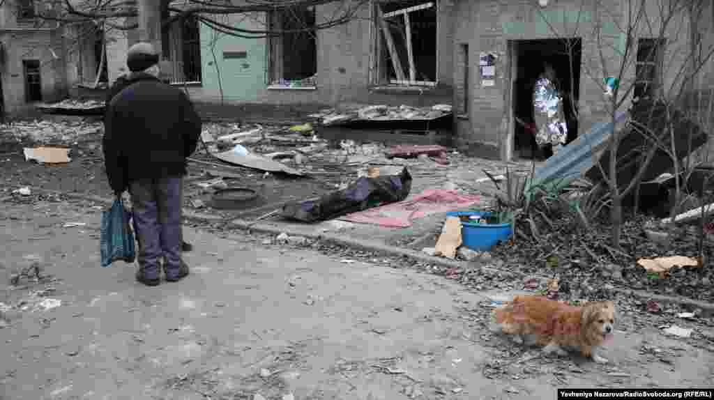 Песик загиблого не відходить від місця, де лежить тіло його господаря  