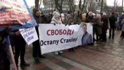 QR-коди «Єдиної Росії» на плакатах учасників акції антивакцинаторів у Києві (відео) QR-коди «Єдиної Росії» на плакатах учасників акції антивакцинаторів у Києві (відео)