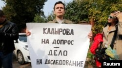 Одиночний пікет опозиціонера Іллі Яшина біля будівлі суду