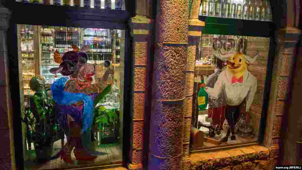 Окна некоторых магазинов успели разукрасить рогатыми символами нового года 