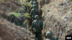 Ілюстративне фото. Бойовики угруповання «ДНР» відходять з позицій в ході розведення військ біля Петровського. 7 жовтня 2016 року