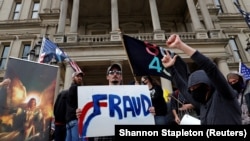 Сторонники президента Трампа с плакатами "Подлог" в штате Мичиган 8 ноября 2020, когда Джо Байден был объявлен избранным президентом