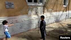 Дети играют возле того места, где в 1989 году были расстреляны Николае и Елена Чаушеску