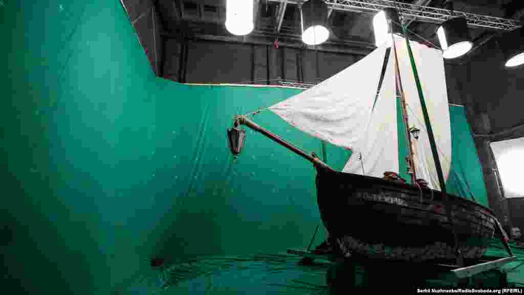 Аби відтворити сцену «кораблетрощі» – побудували стилізоване під XVII сторіччя парусне судно заввишки у 10 метрів