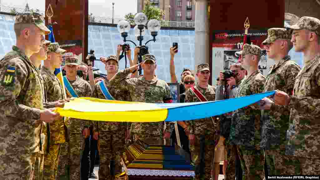 Військові віддають останню честь