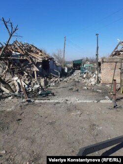 Розбомблені будинки в Пологах, весна 2022 року