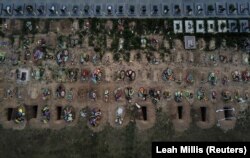 Свіжовириті могили на частині цвинтаря, де ховають загиблих українських вояків. Харків, липень 2022 року