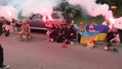 З фаєрами і на колінах зустріли кортеж із тілом Романа Ратушного у Києві
 З фаєрами і на колінах зустріли кортеж із тілом Романа Ратушного у Києві