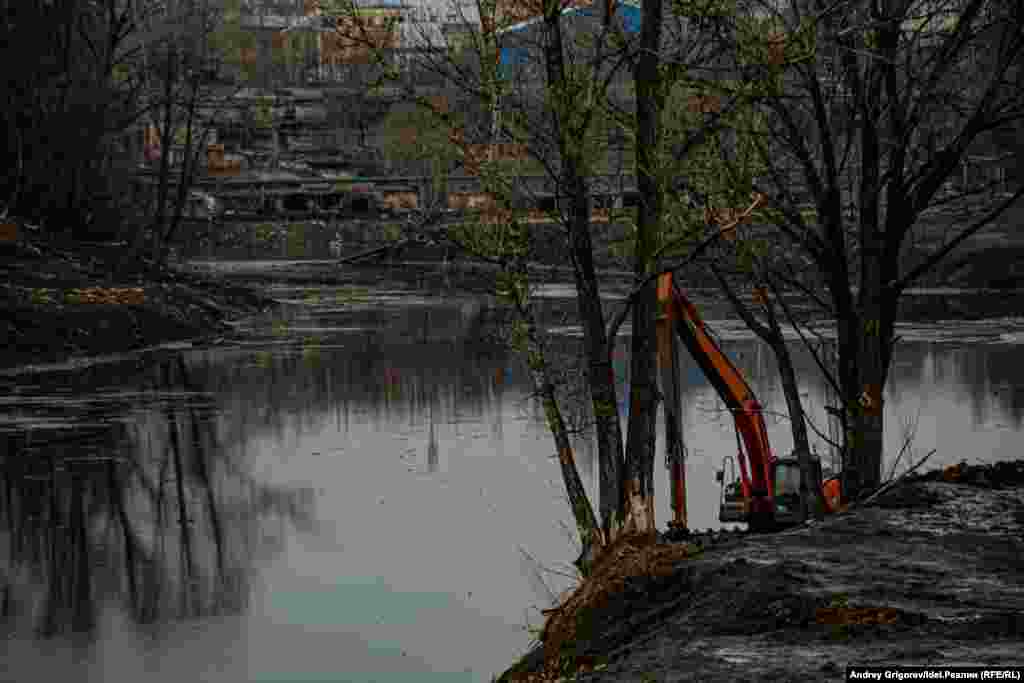 Несколько лет назад старое русло Казанки пытались очистить от ила. Ближе к Волге это удалось. 